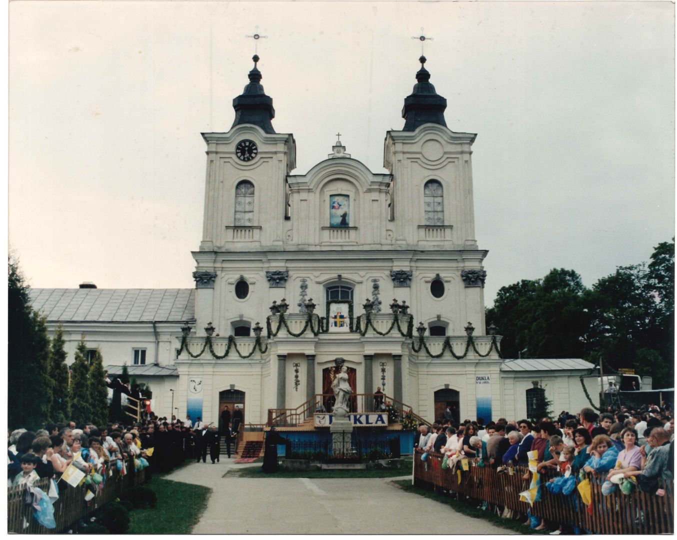 1. Kościół Bernardynów w Dukli -oczekiwanie na przyjazd Ojca Świetego Jana Pawła II 9 czerwca 1997 r.