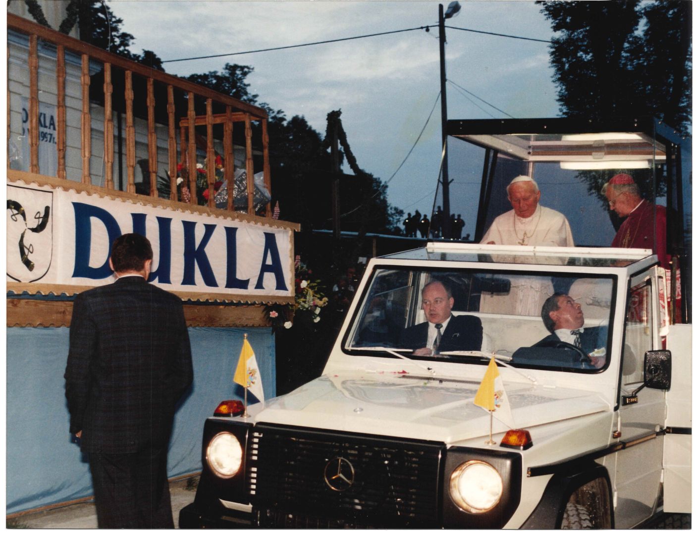 2. Ojciec Świety Jan Paweł II w towarzystwie abp. Józefa Michalika wjeżdża pod kościół bernardyński w Dukli